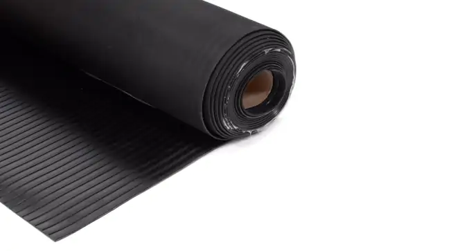 Rotolo di materiale nero con superficie rigata per applicazioni industriali