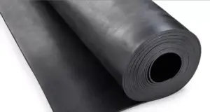 Rotolo di gomma nera, utilizzato per applicazioni industriali e tecniche