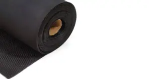 Rotolo di materiale elastico nero, utilizzato in applicazioni industriali