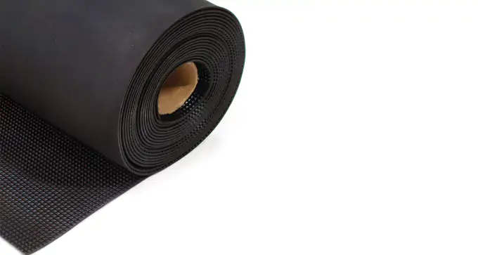 Rotolo di materiale elastico nero, utilizzato in applicazioni industriali