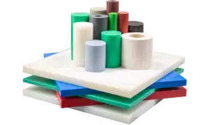 Varie forme di materie plastiche su un supporto colorato